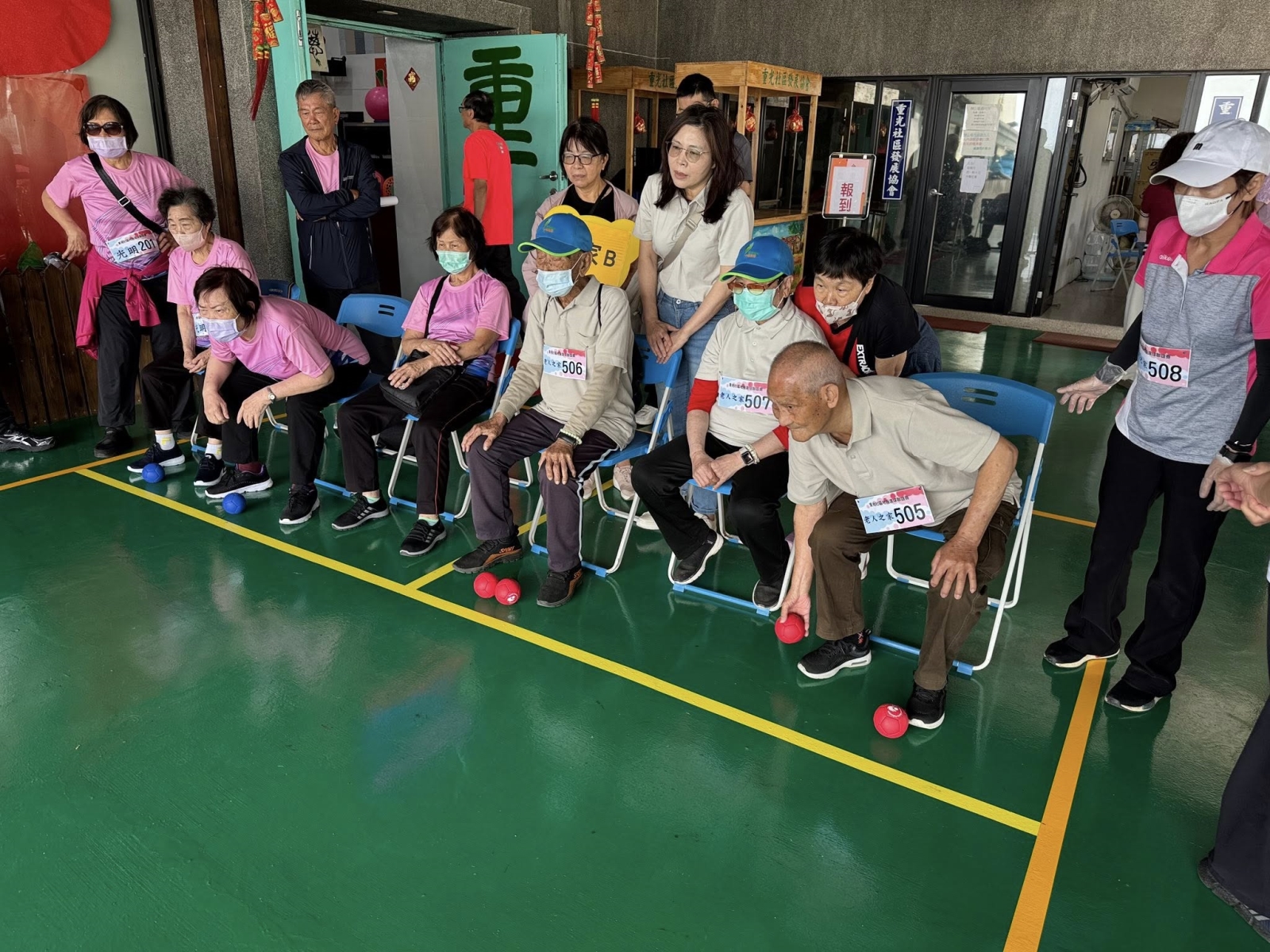 長輩參加地板滾球比賽