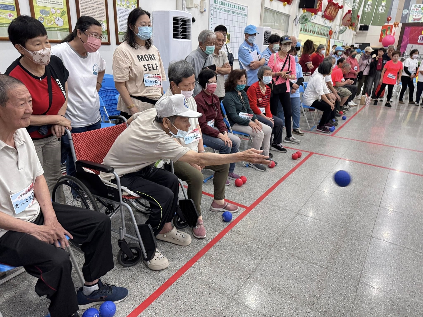 長輩參加地板滾球比賽