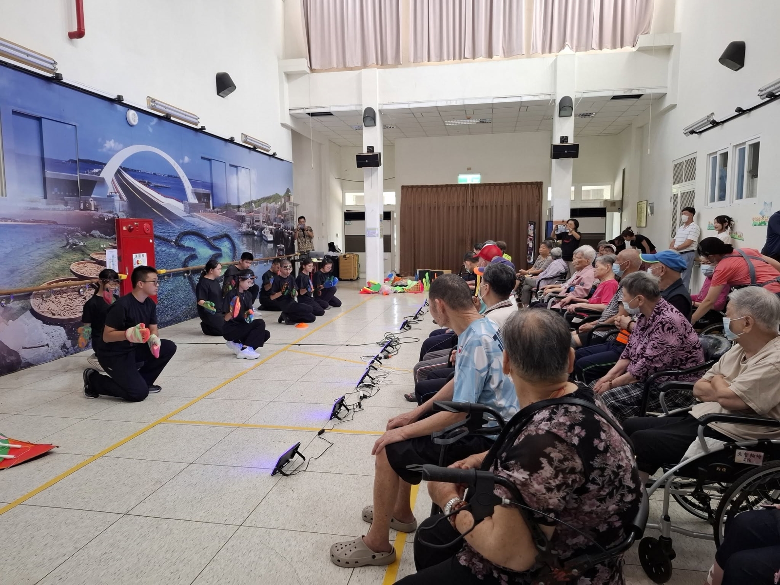 同學們帶領阿公阿嬤們一起動手做手工藝
