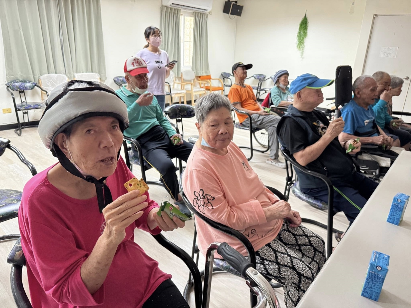 長輩們吃著小點心,一邊輕鬆看電影