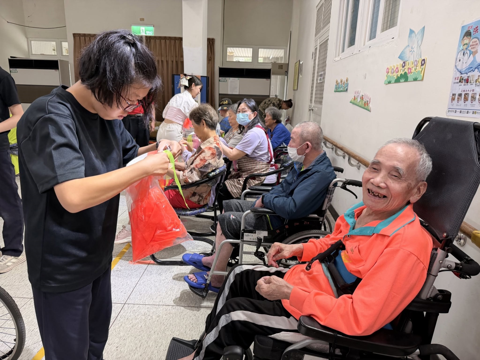 同學們帶領阿公阿嬤們一起動手做手工藝