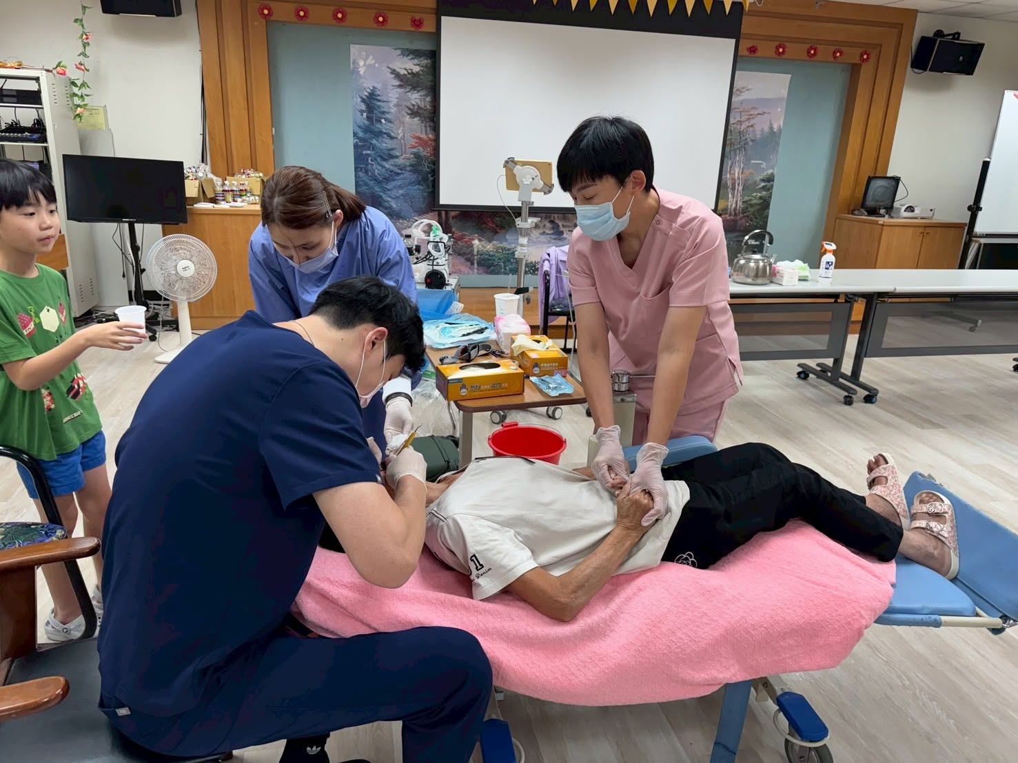李醫師為長輩個別牙齒狀況提供專業診療建議