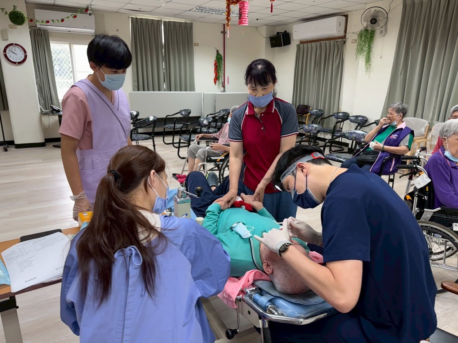 李醫師為長輩個別牙齒狀況提供專業診療建議
