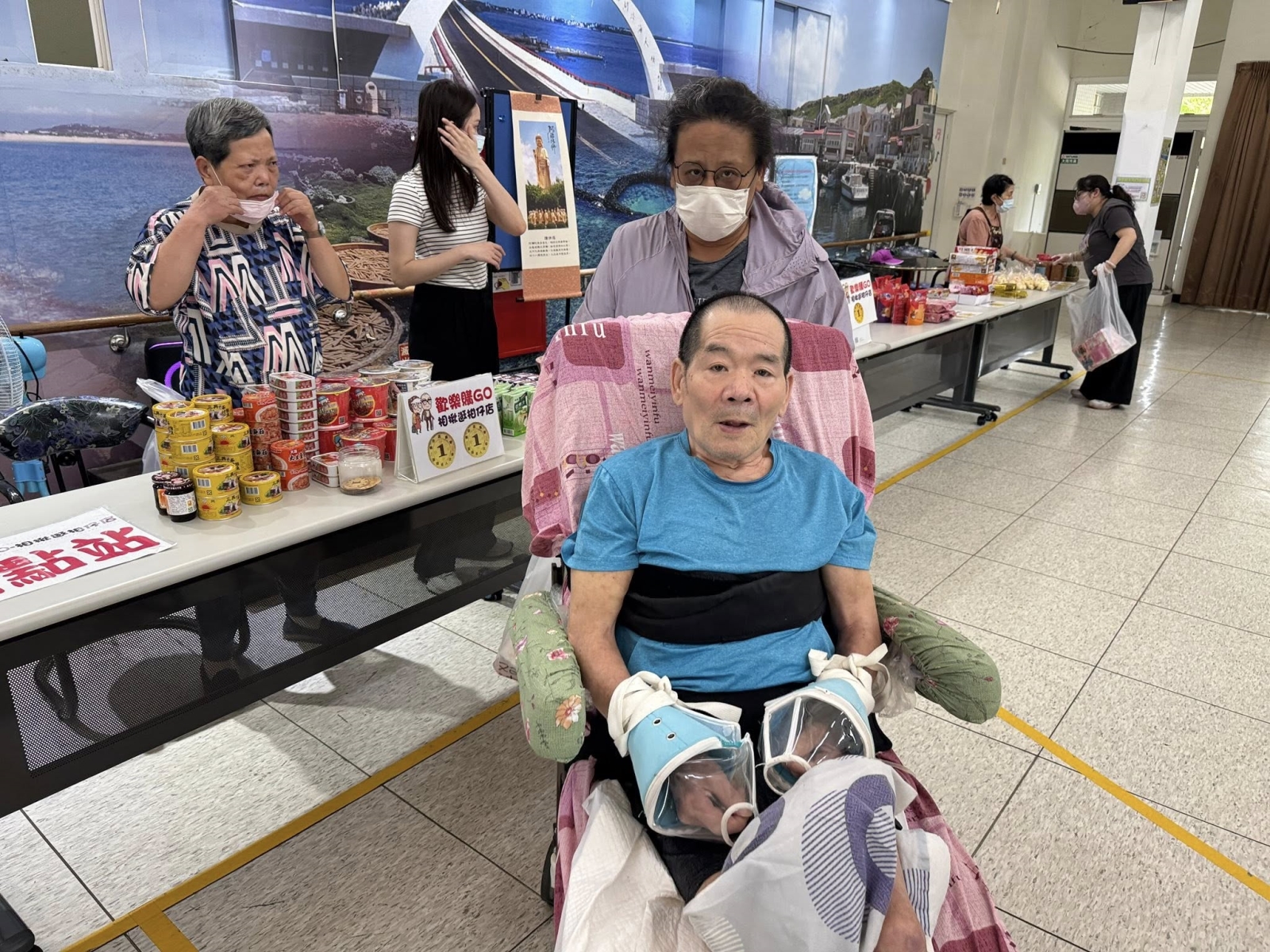 帶著長輩逛攤位挑選自己喜愛的東西