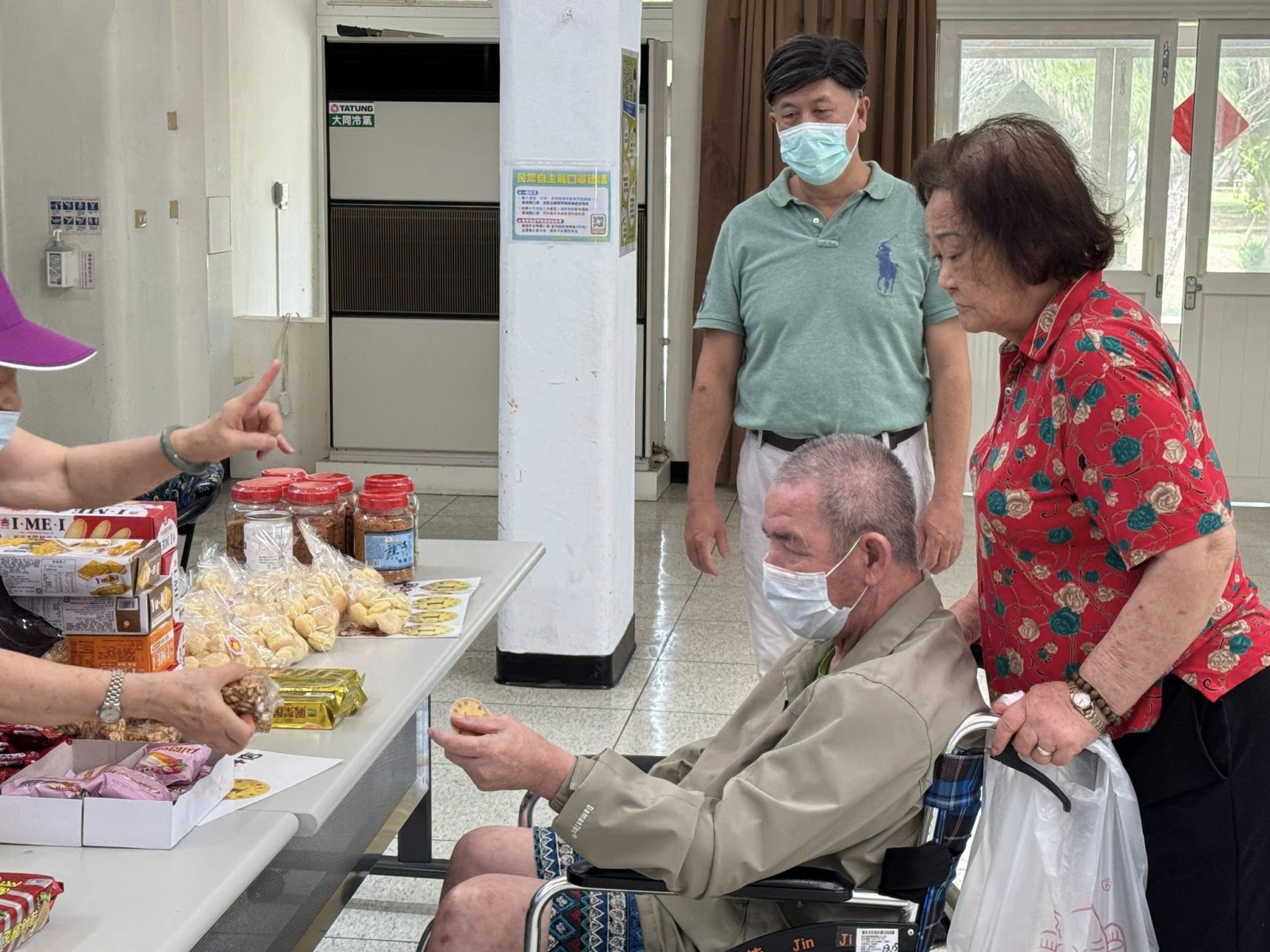 帶著長輩逛攤位挑選自己喜愛的東西