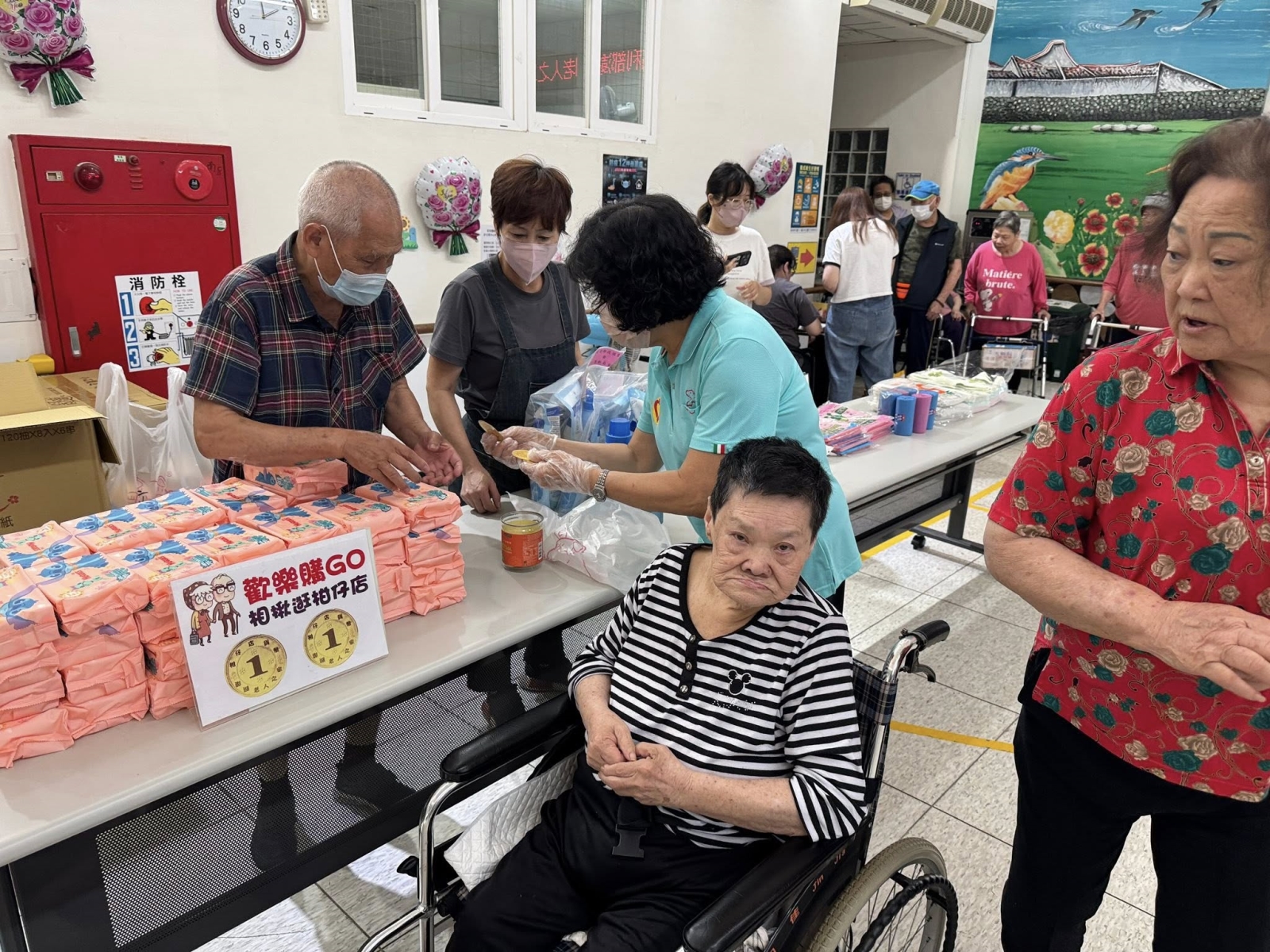 帶著長輩逛攤位挑選自己喜愛的東西