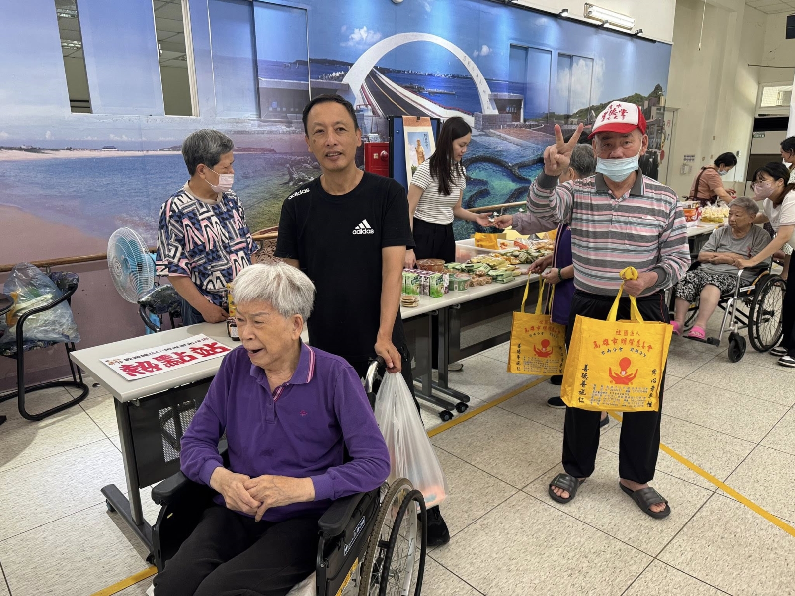 帶著長輩逛攤位挑選自己喜愛的東西