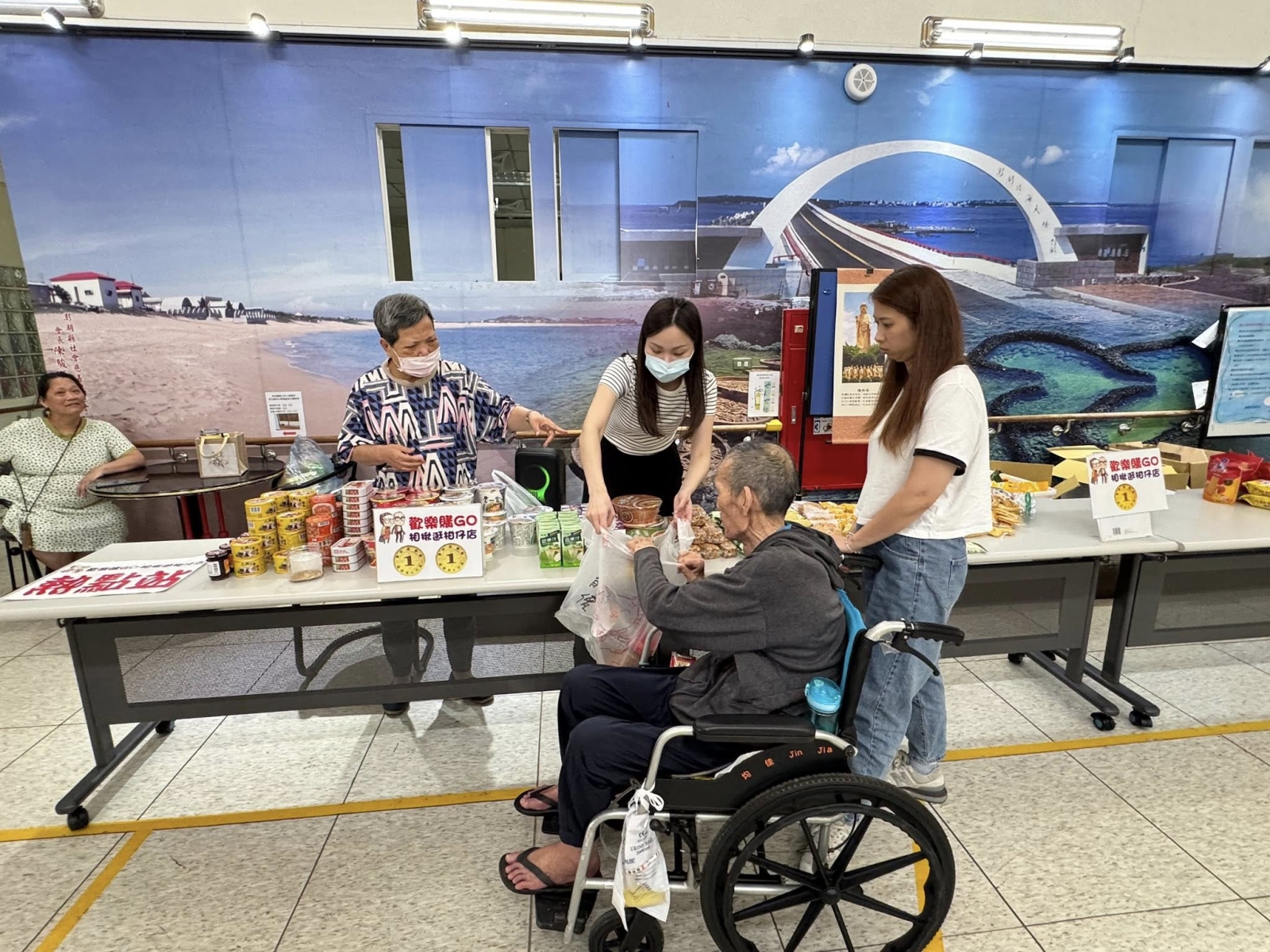 帶著長輩逛攤位挑選自己喜愛的東西