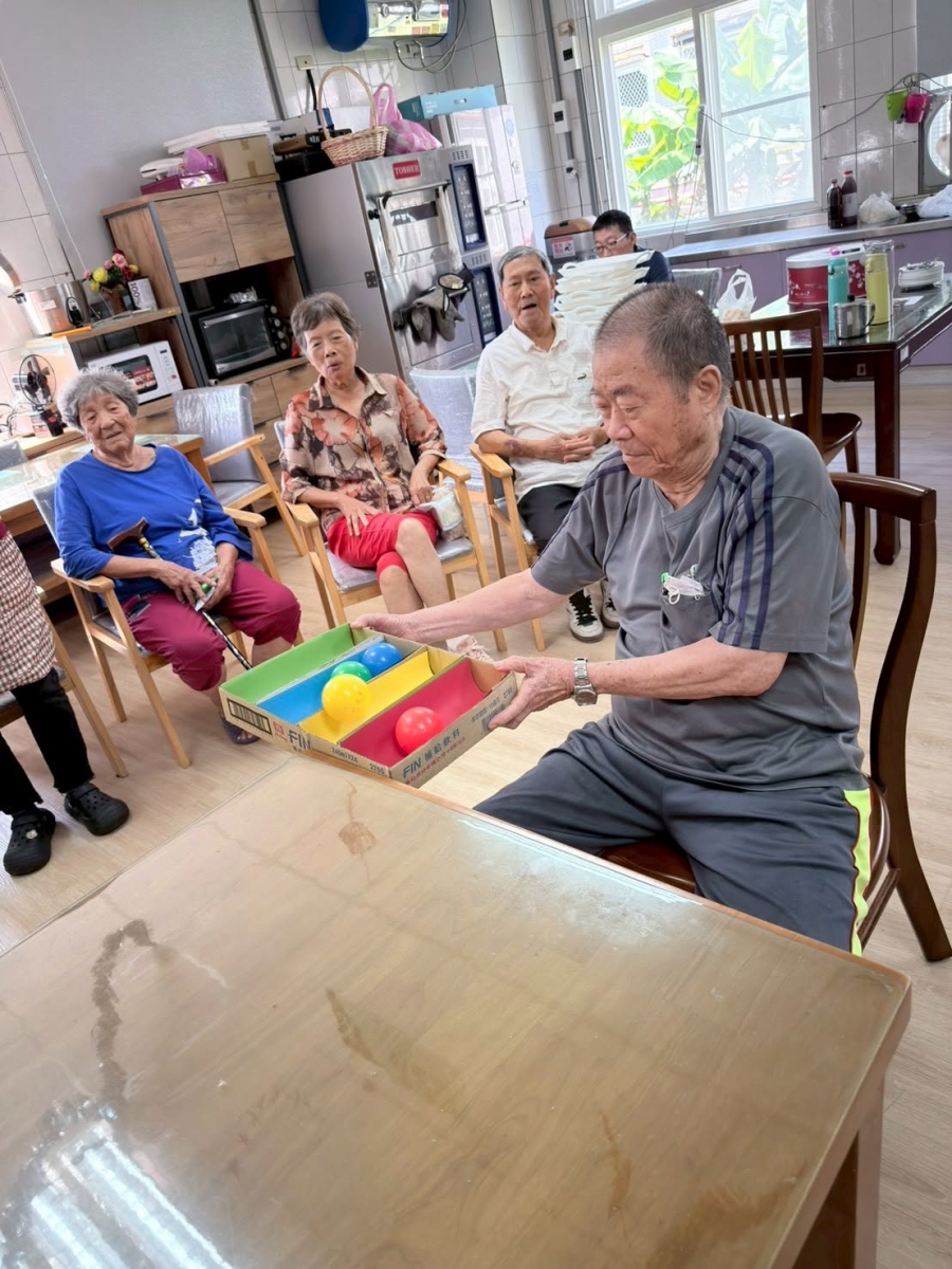 進行「色彩接球」挑戰遊戲