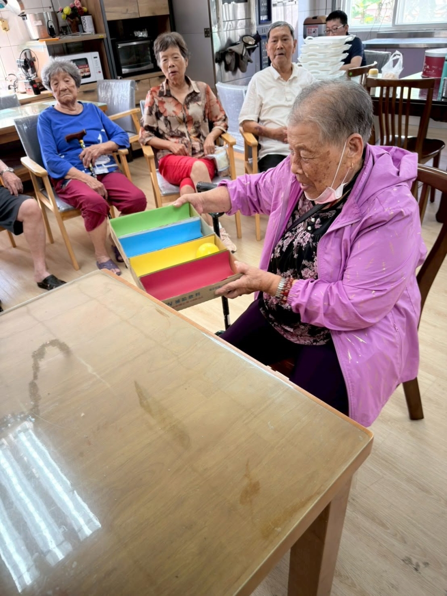 進行「色彩接球」挑戰遊戲