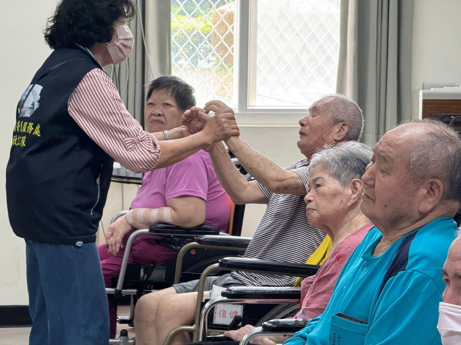 精彩的音樂演出陪伴長輩互動話家常