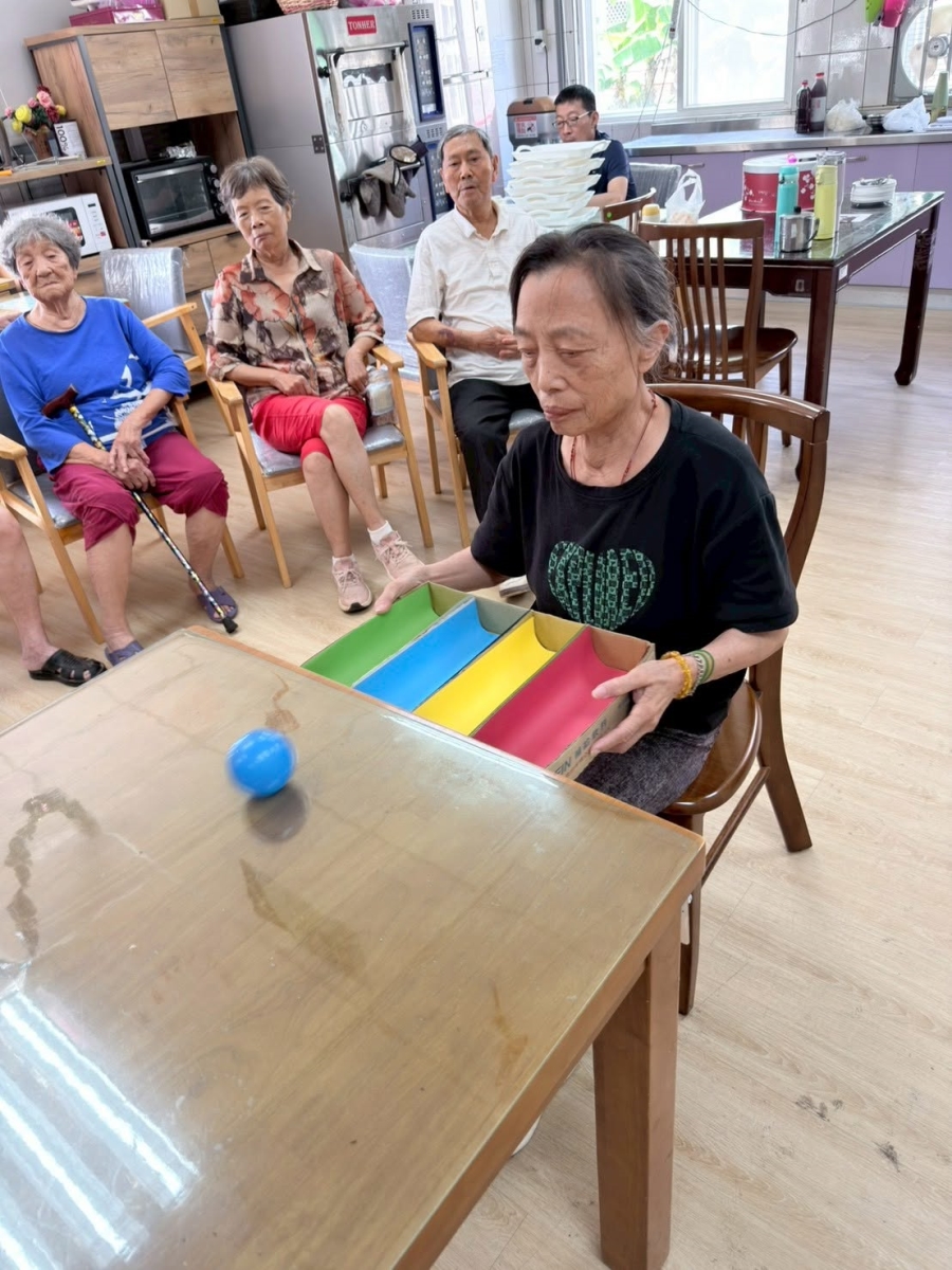 進行「色彩接球」挑戰遊戲