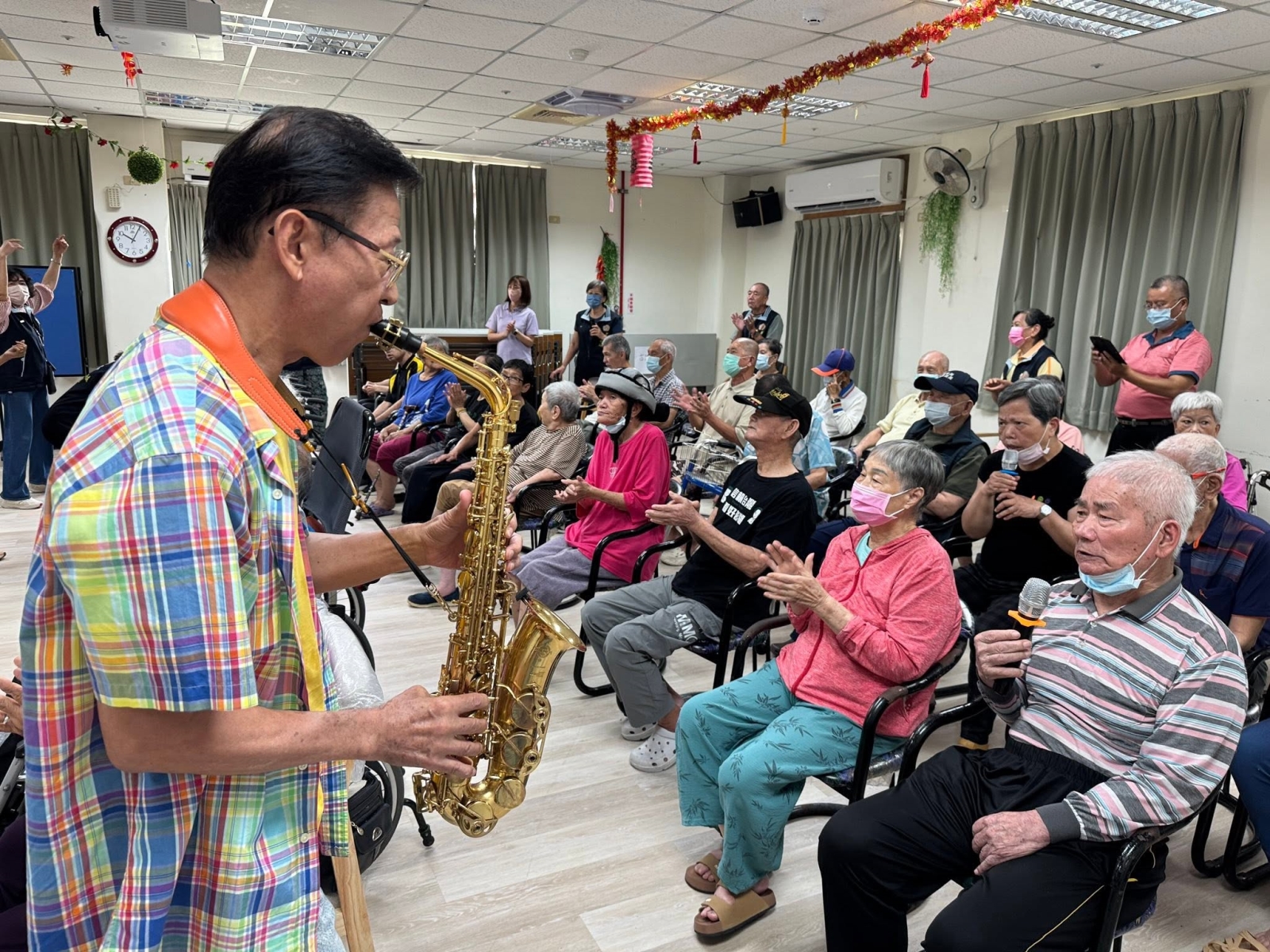 精彩的音樂演出陪伴長輩互動話家常