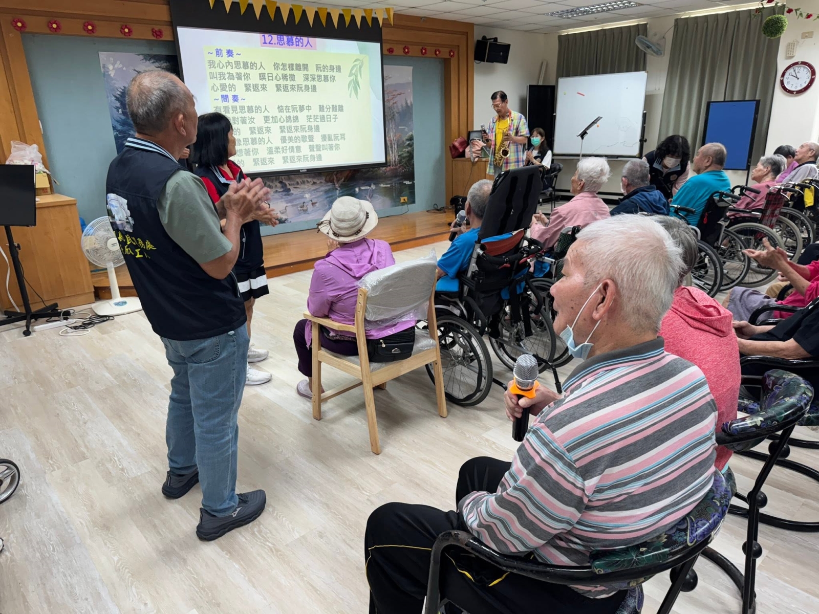 精彩的音樂演出陪伴長輩互動話家常