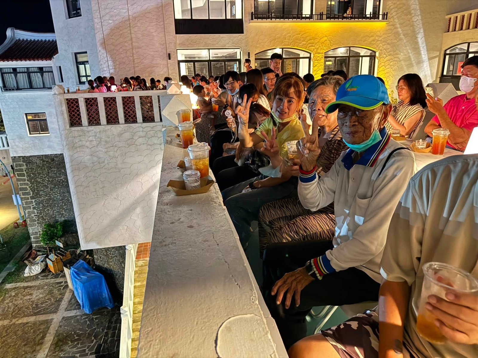 院民齊聚一同欣賞美麗的煙火