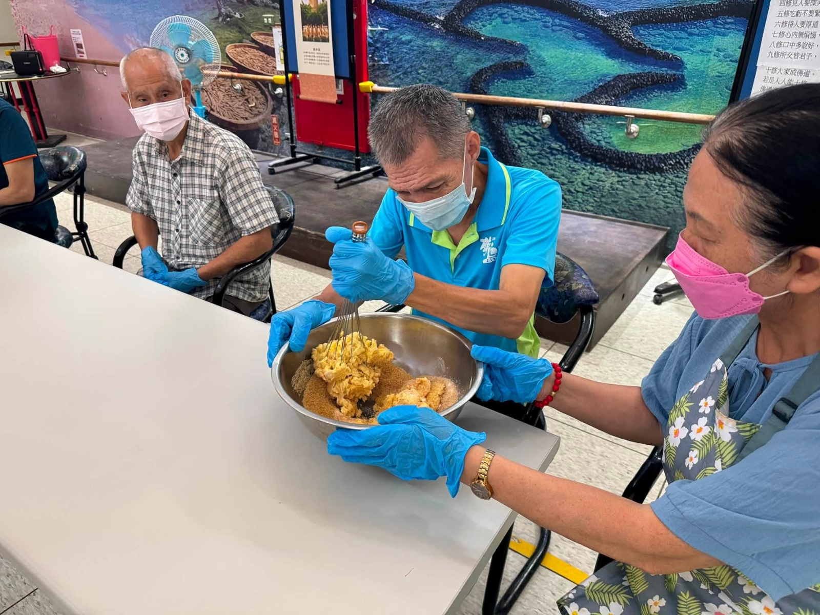 長輩體驗製作手工餅乾