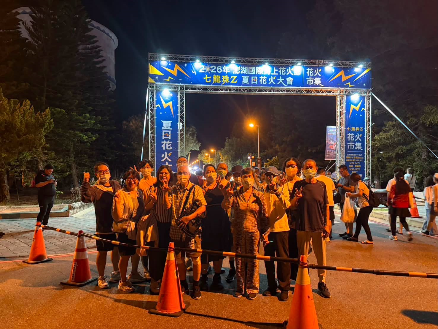 院民齊聚一同欣賞美麗的煙火