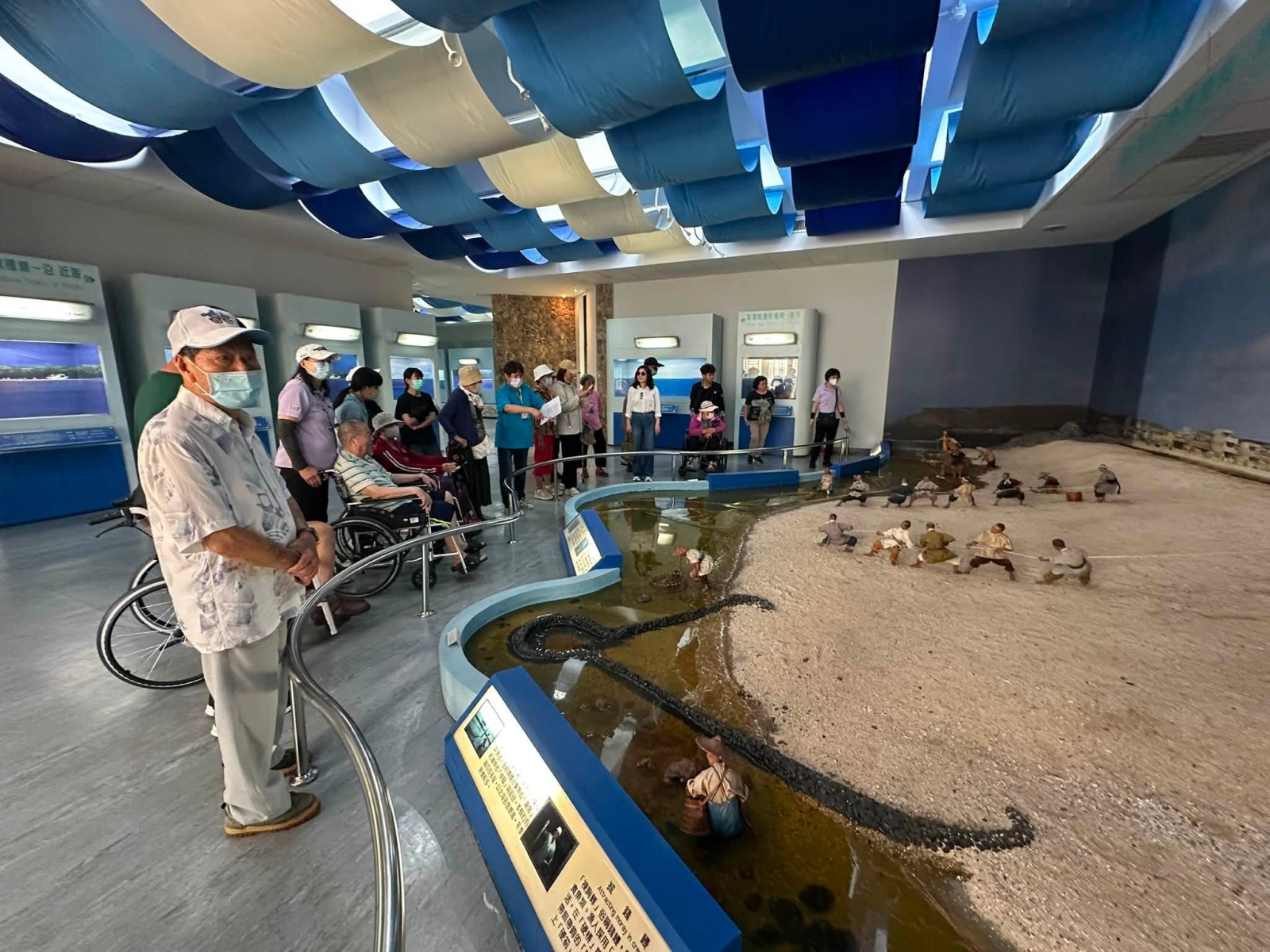 志工帶領長輩認識傳統漁業文化