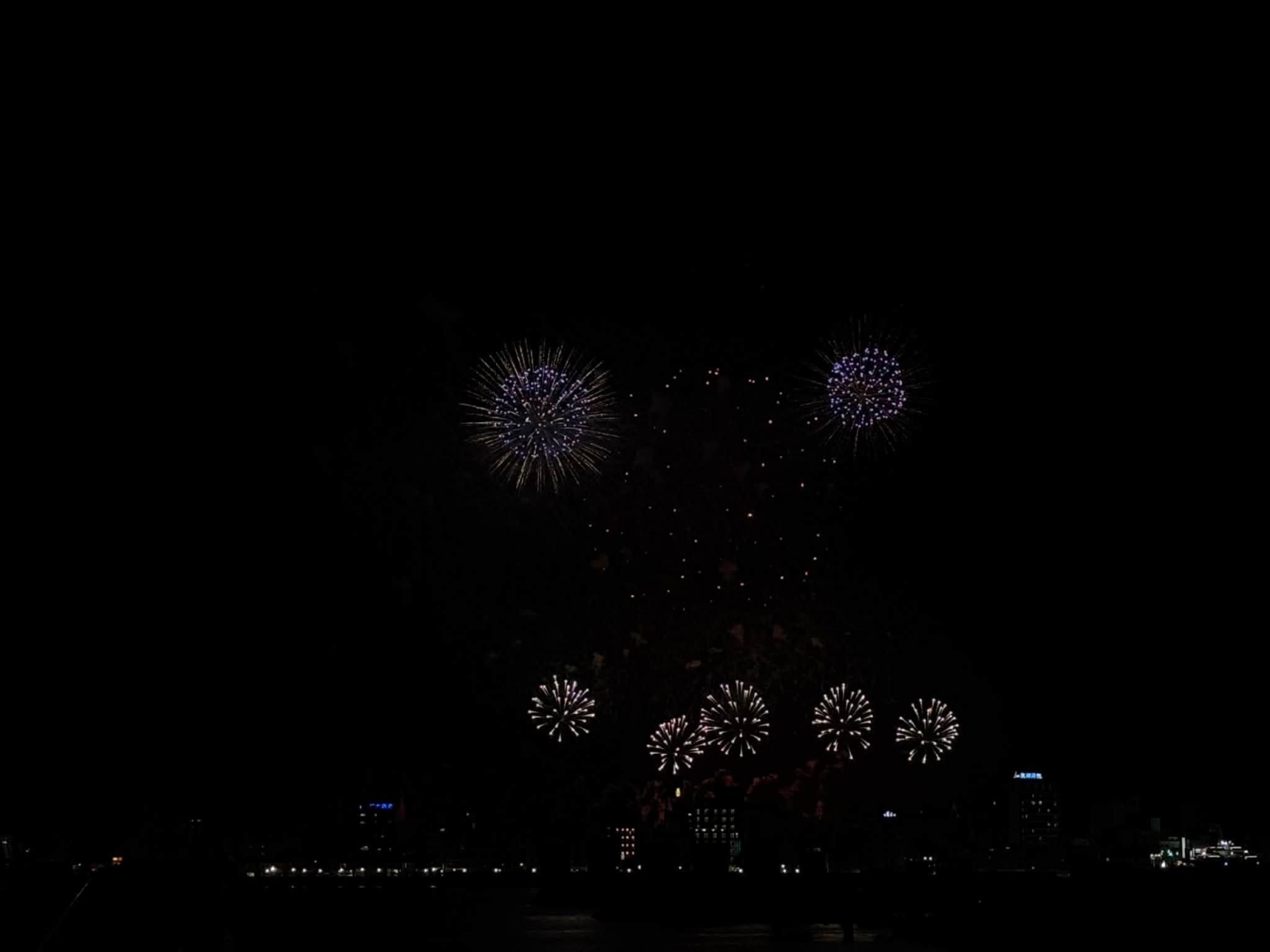 花火升空綻放美麗畫面