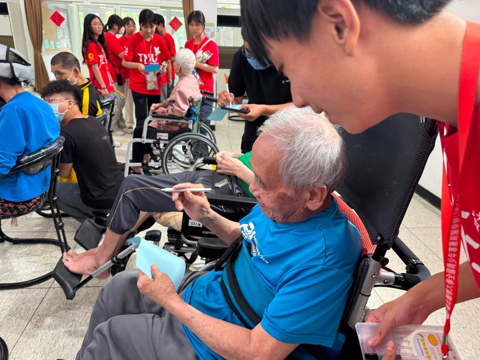 同學們帶領長輩一起做活動