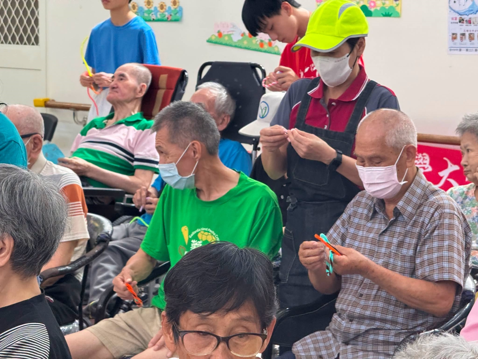同學們帶領長輩一起做活動