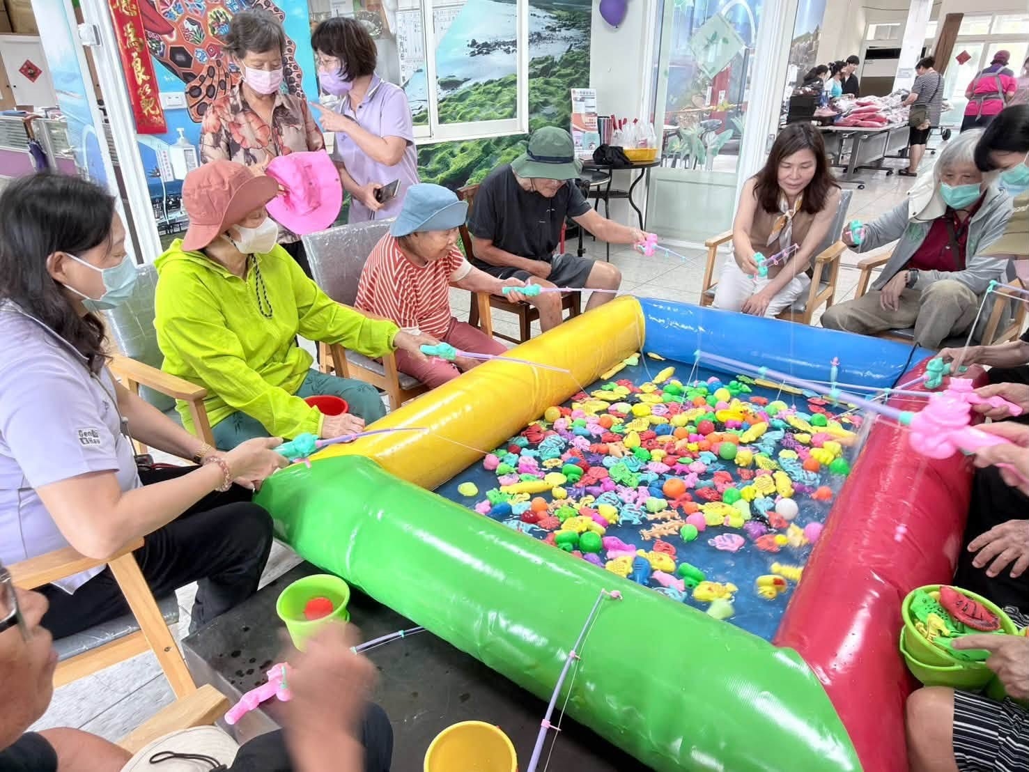 日照長輩全神貫注地進行釣魚遊戲