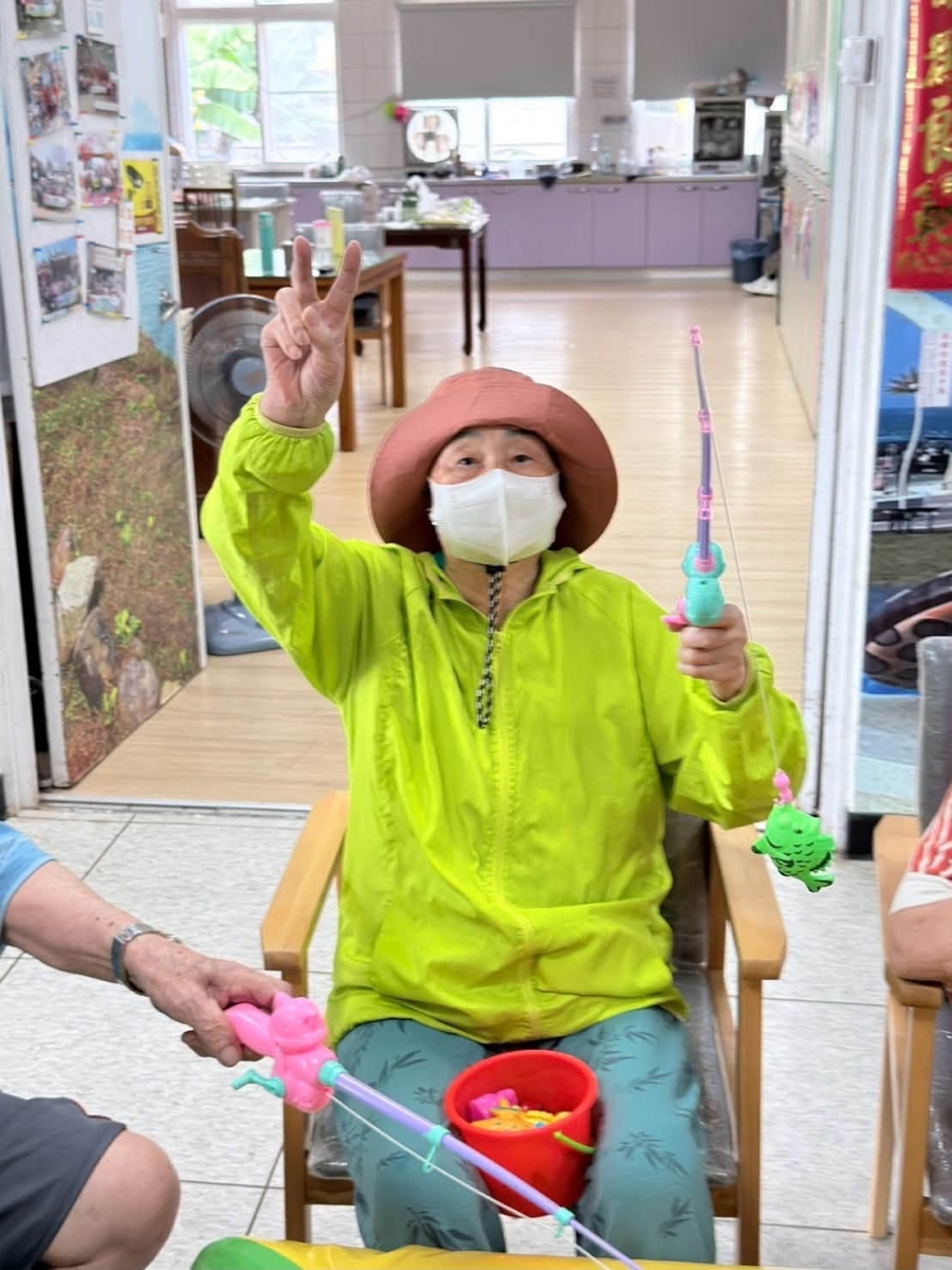日照長輩全神貫注地進行釣魚遊戲