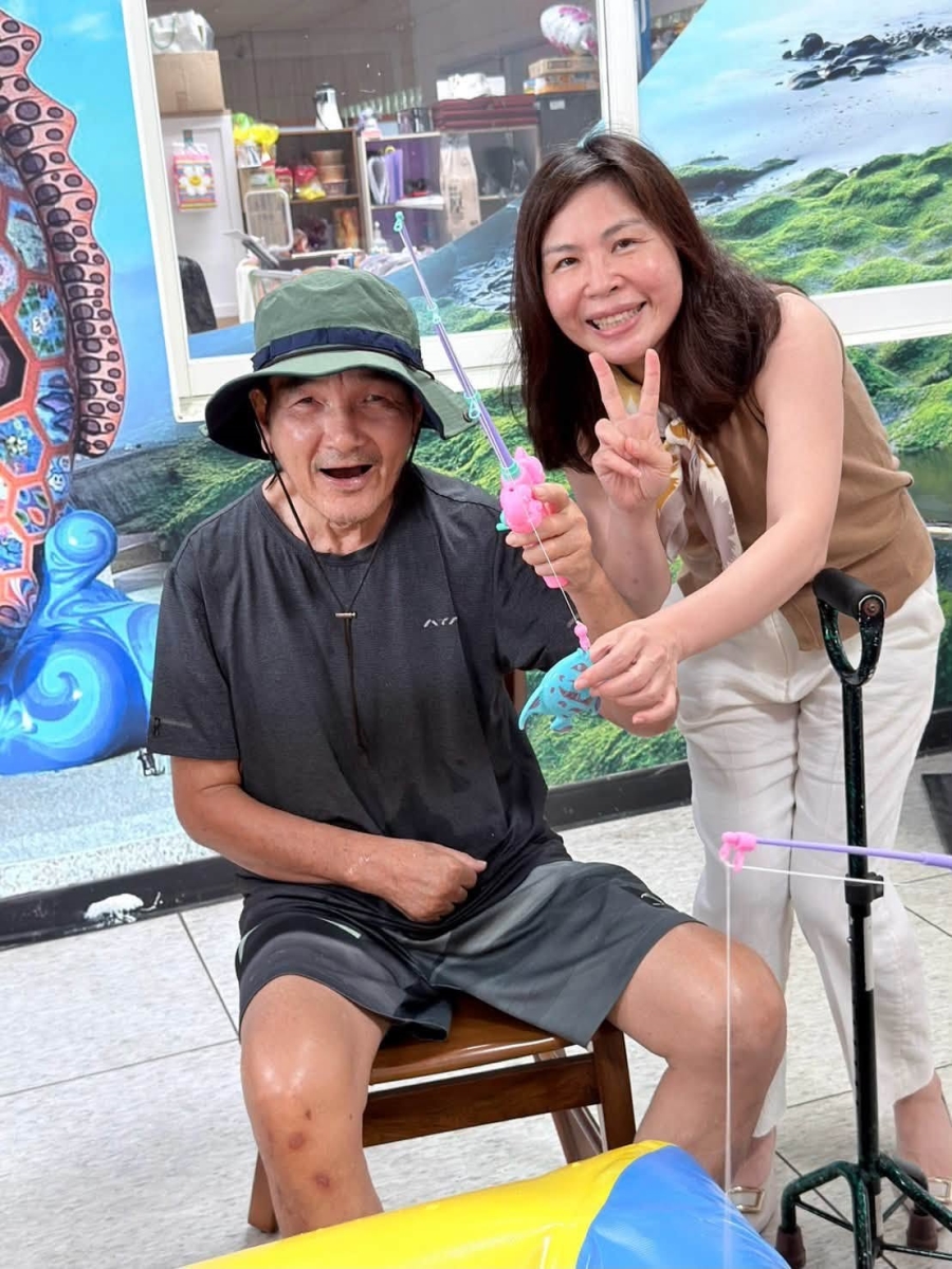 日照長輩全神貫注地進行釣魚遊戲