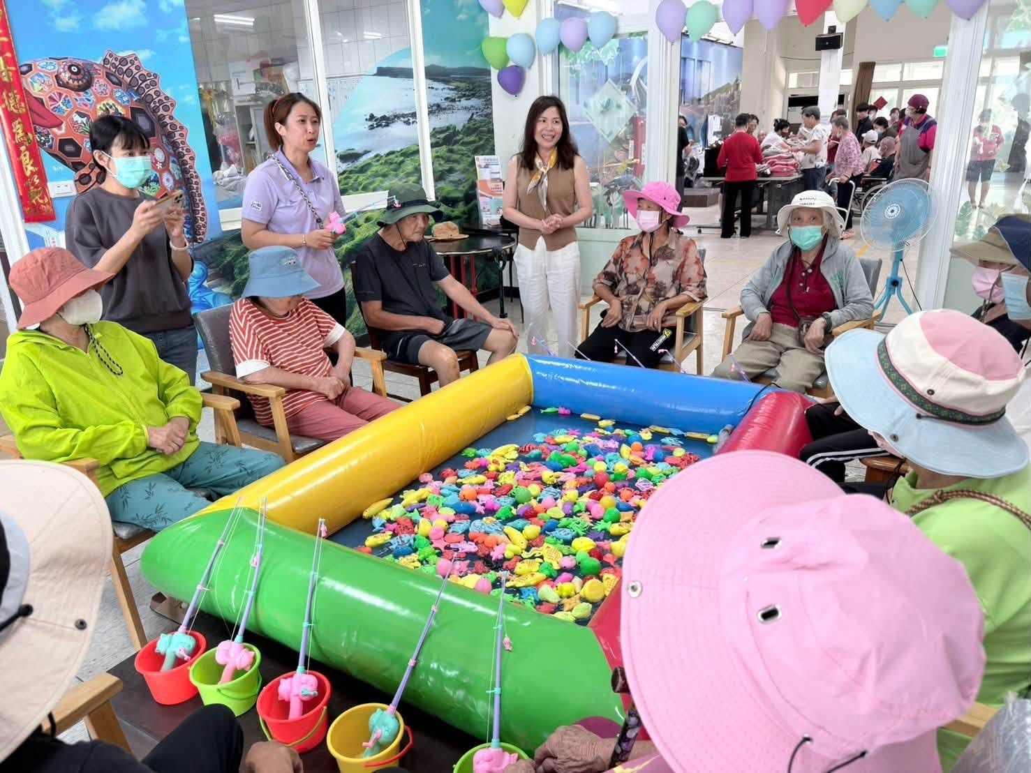 日照長輩全神貫注地進行釣魚遊戲