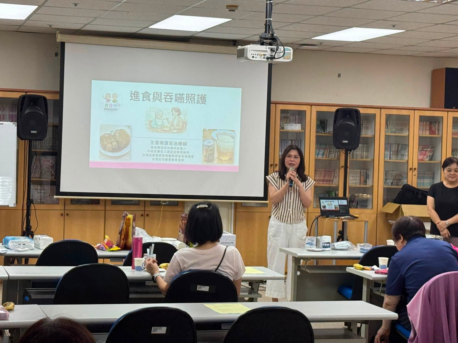 主任、科長與講師合照