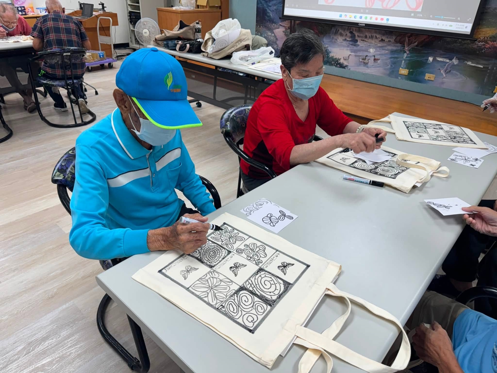 帶領長者體驗「纏繞畫」創作