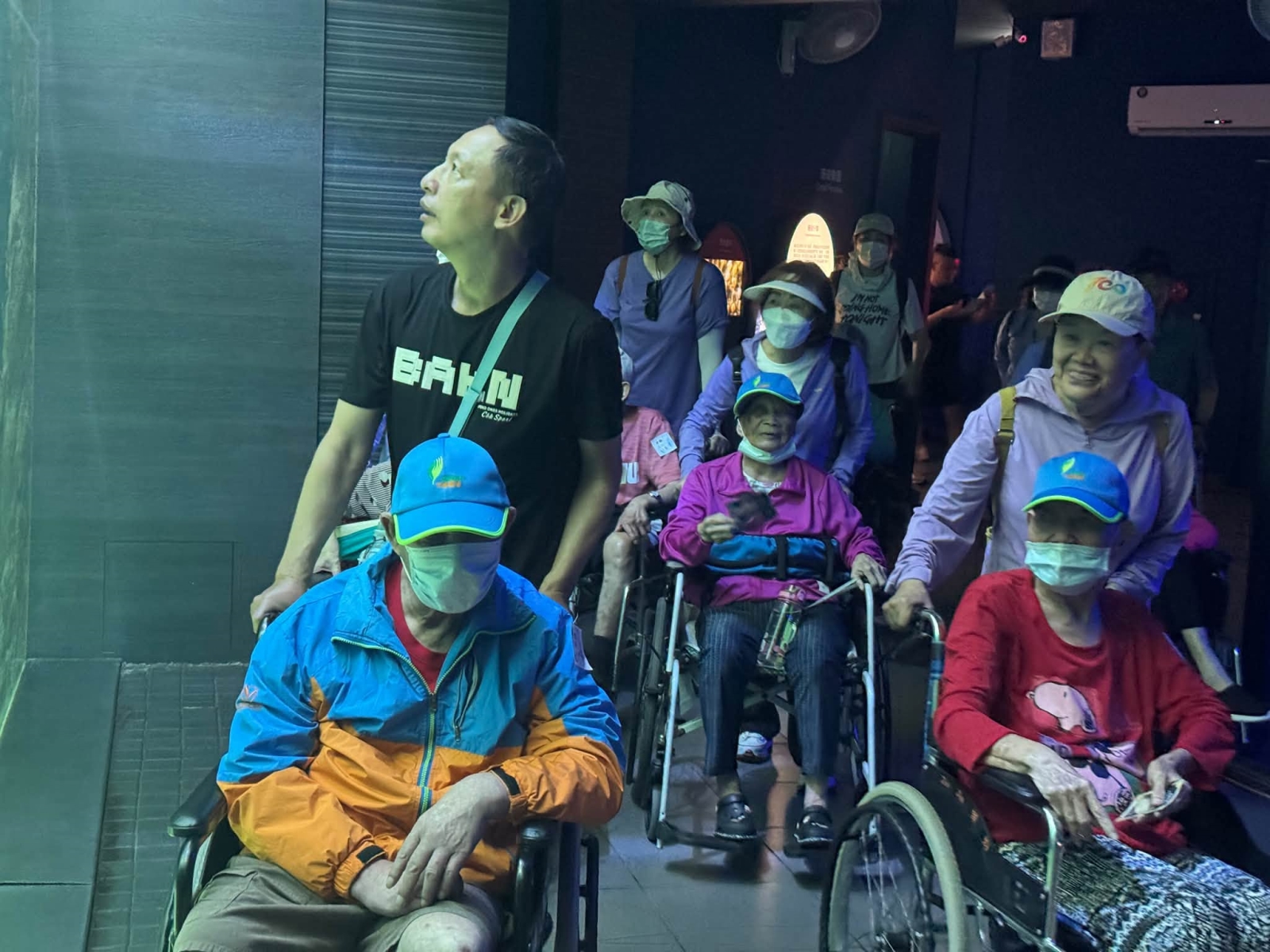 長輩走過海底隧道欣賞悠游的魚群