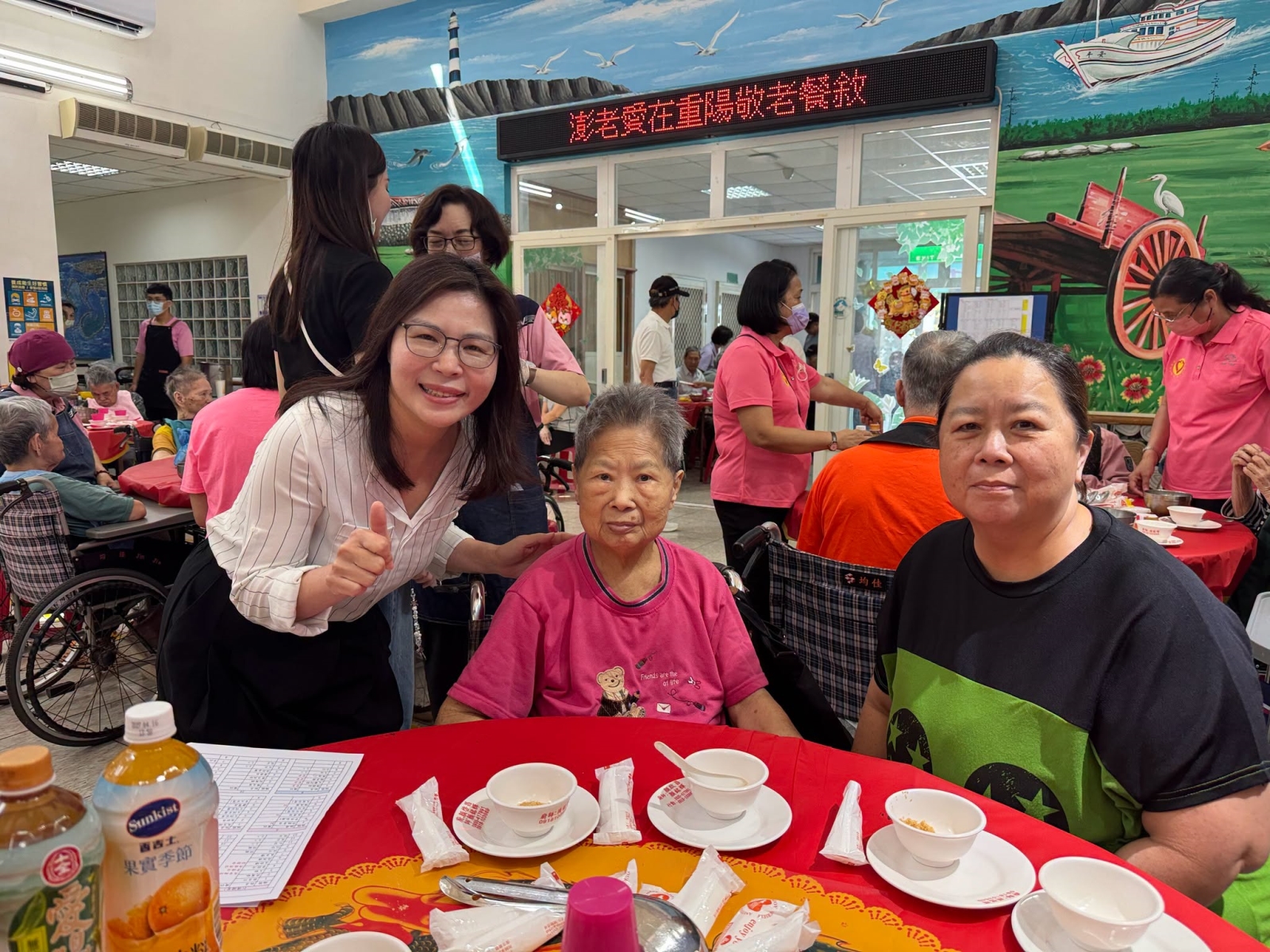 家主任與院民長輩共餐
