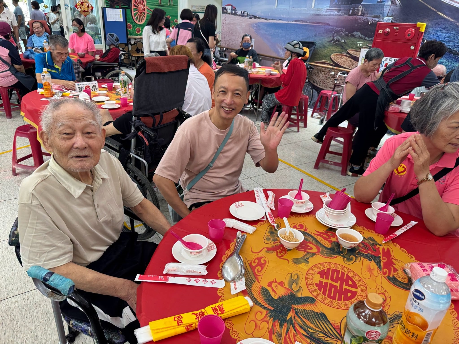 透過傳統辦桌聚餐長輩與親友共享天倫之樂