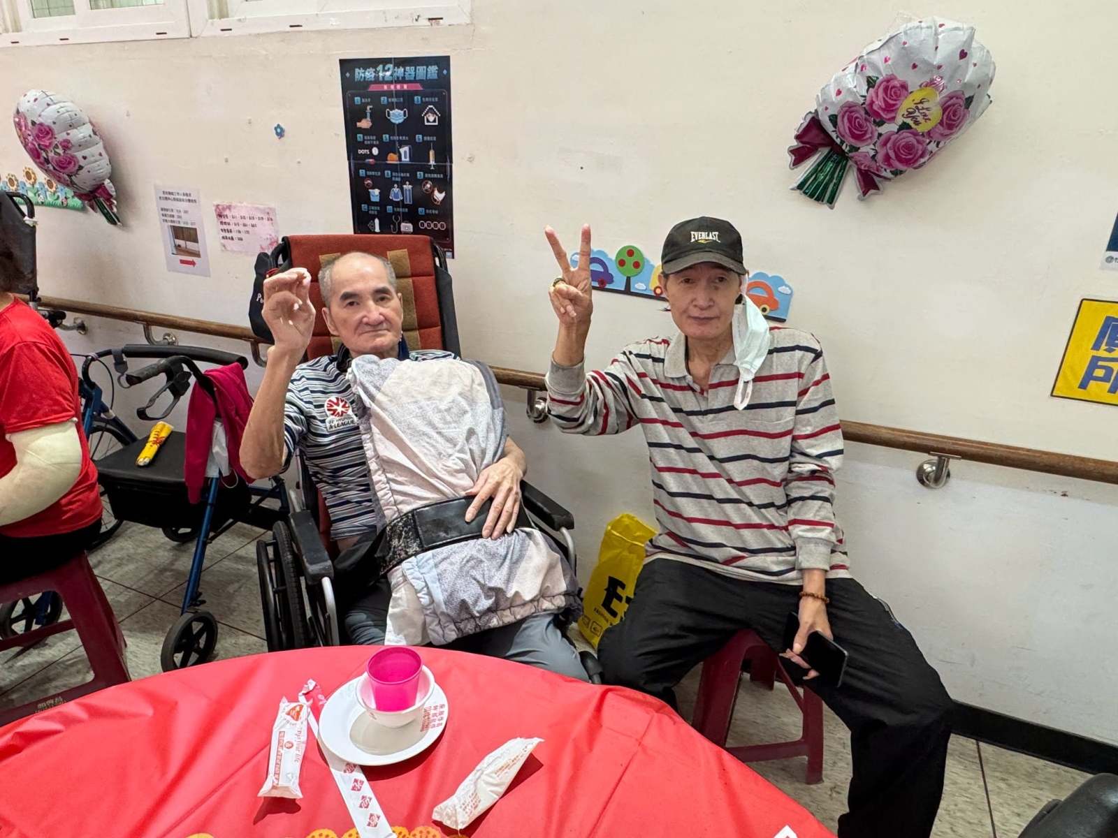 透過傳統辦桌聚餐長輩與親友共享天倫之樂