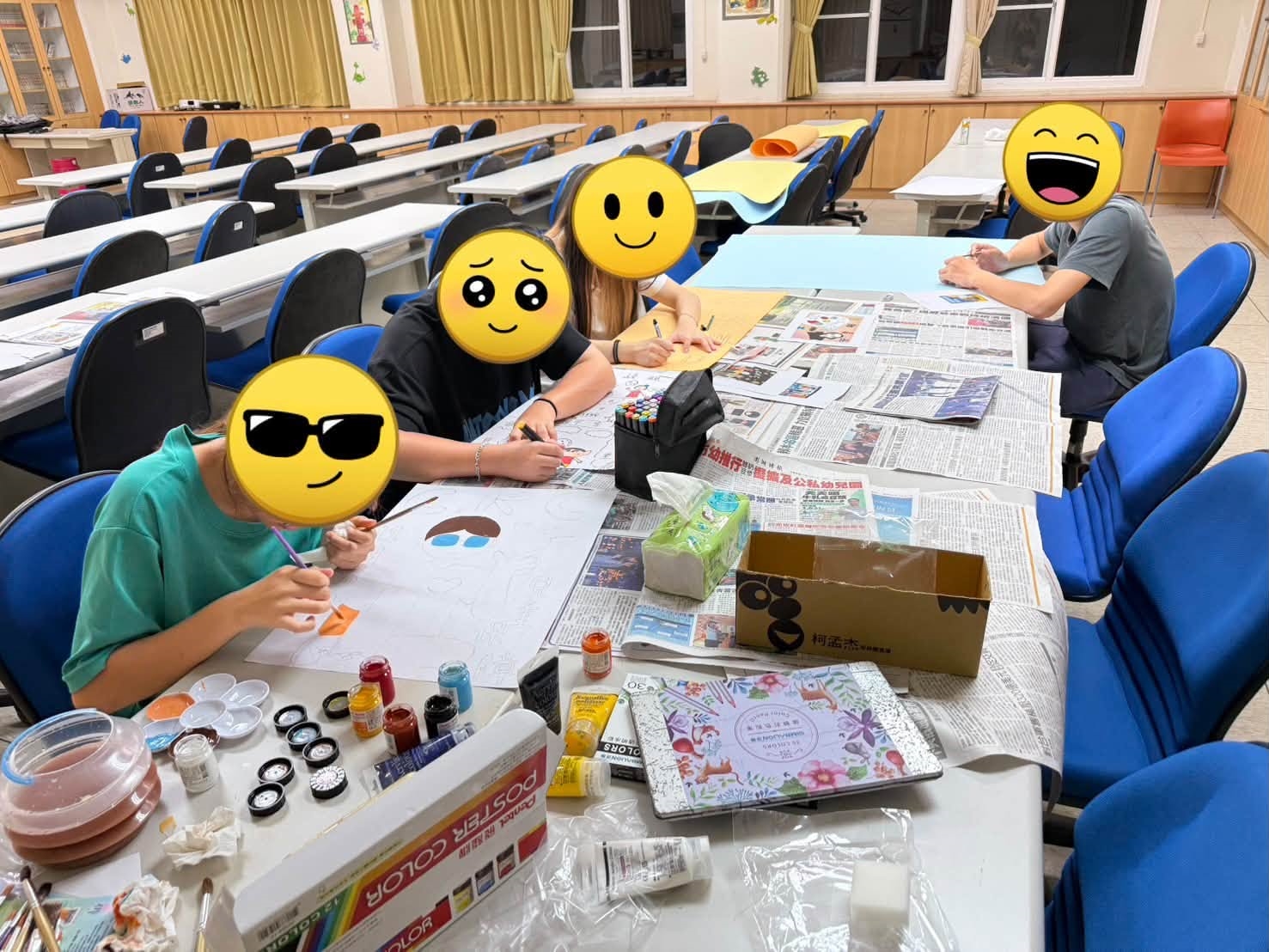 院生發揮自己的想像力創作作品