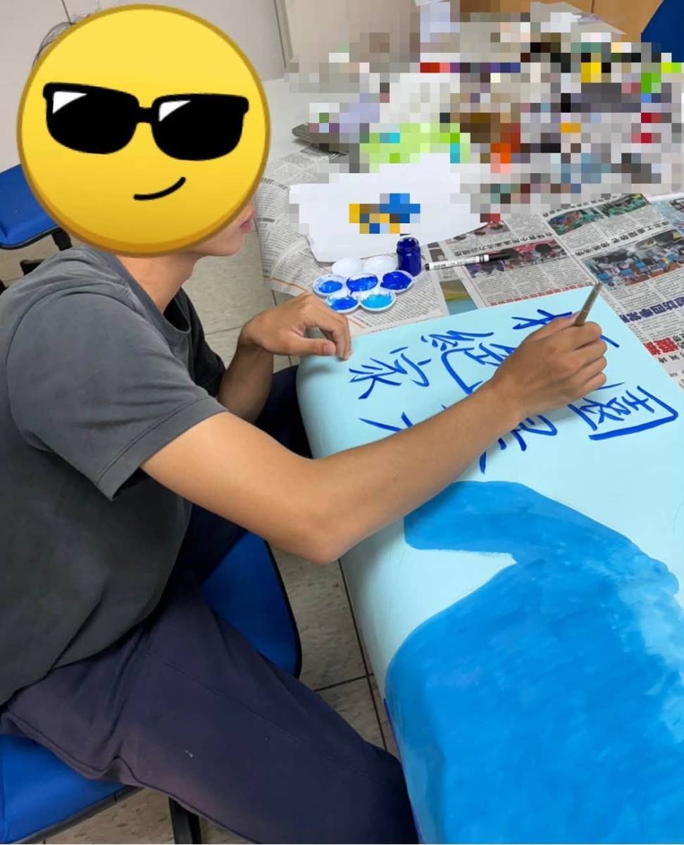 院生發揮自己的想像力創作作品