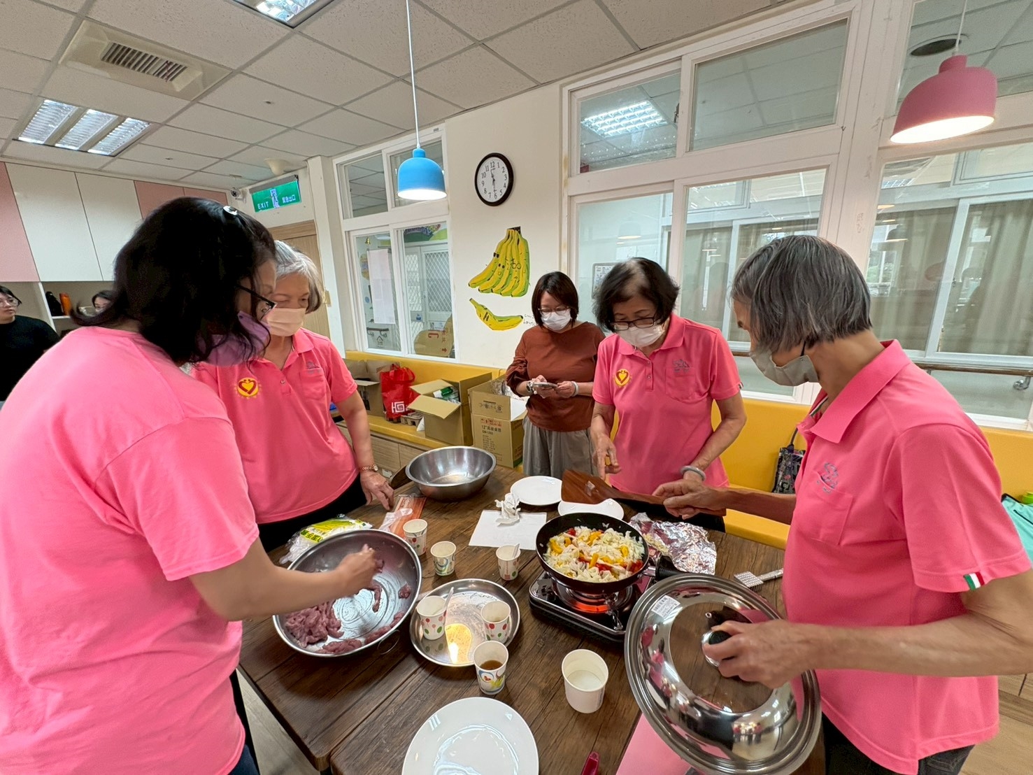 主廚帶領學員動手做介護飲食