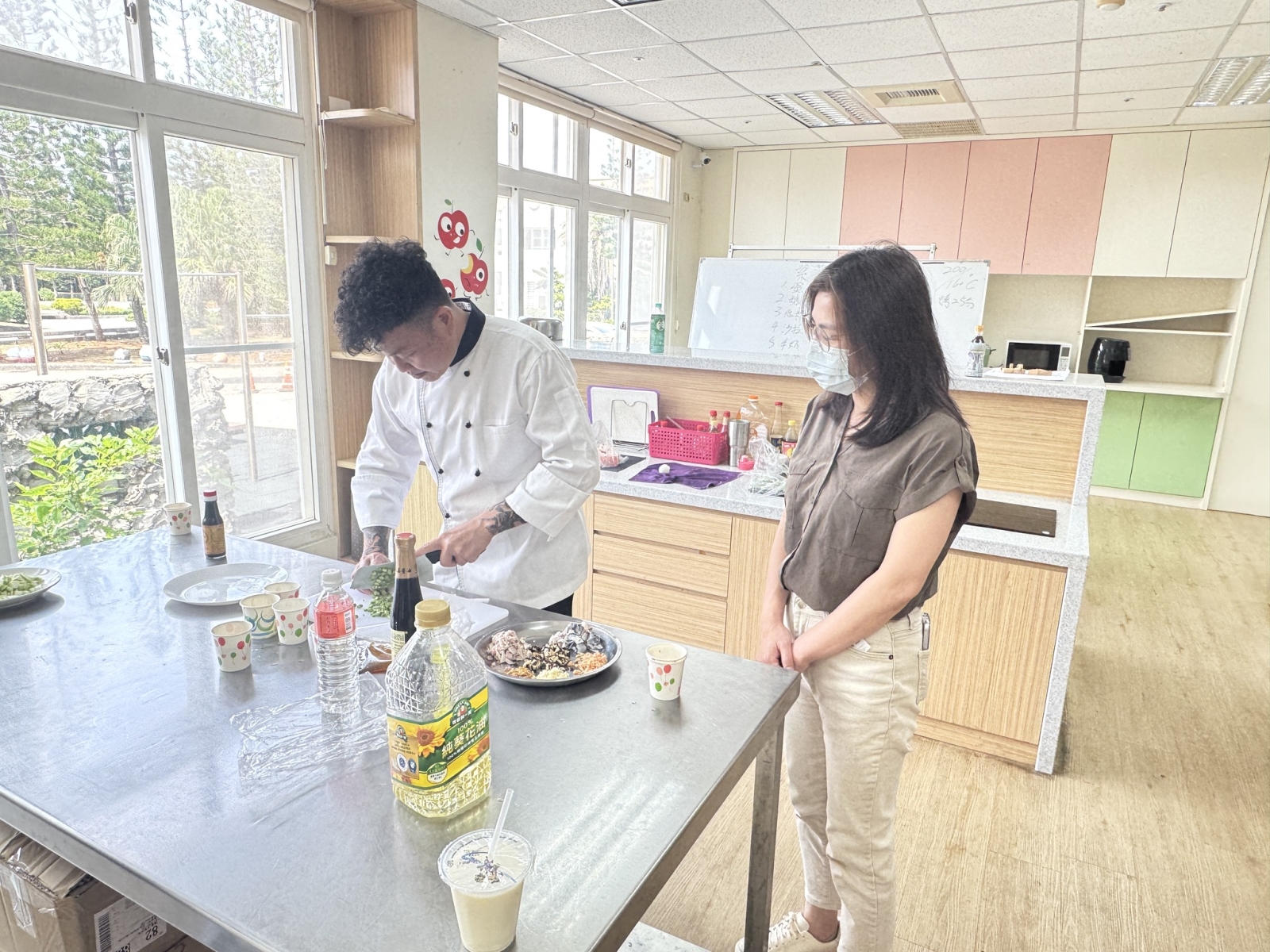 主廚帶領學員動手做介護飲食