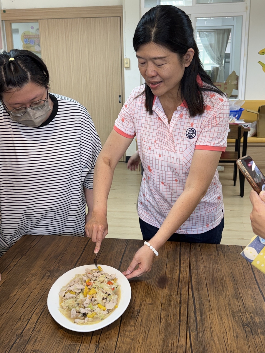 主廚帶領學員動手做介護飲食
