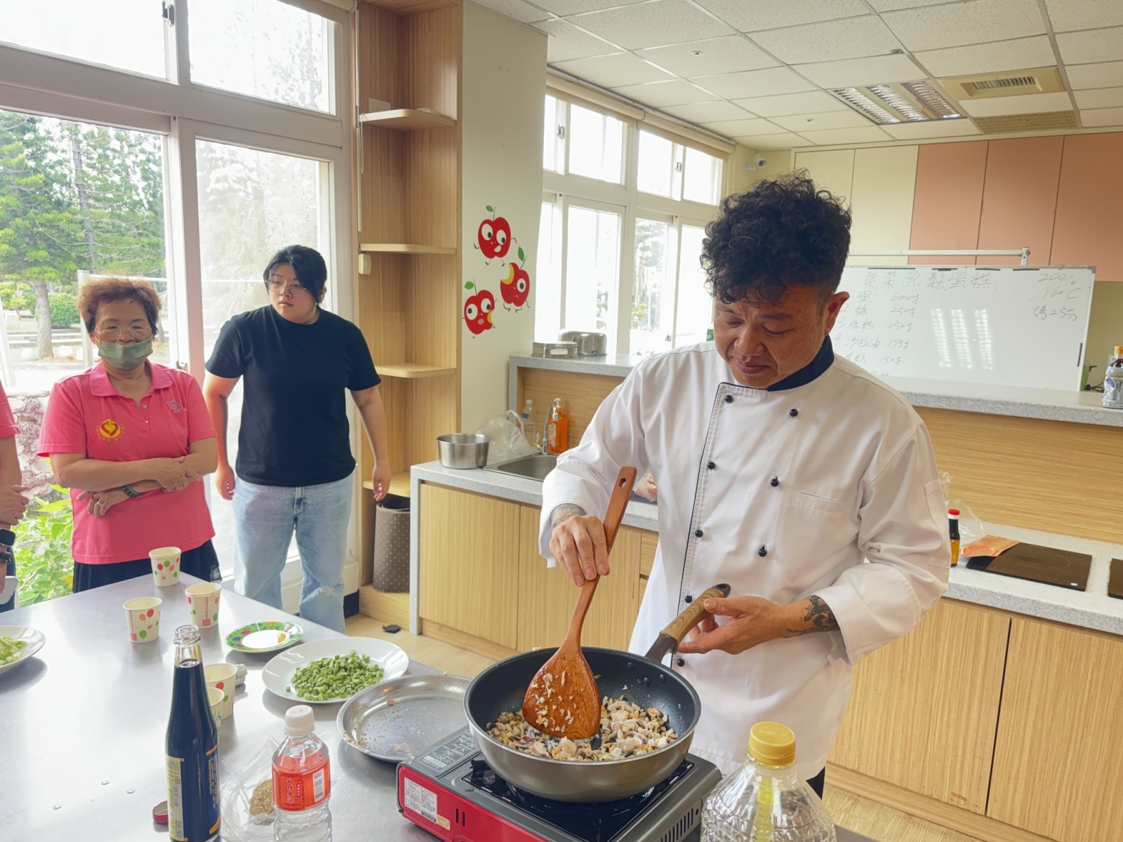 主廚帶領學員動手做介護飲食